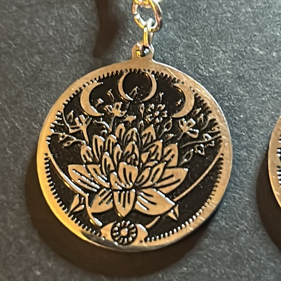 Lotus moon earrings - Picture 2 of 6